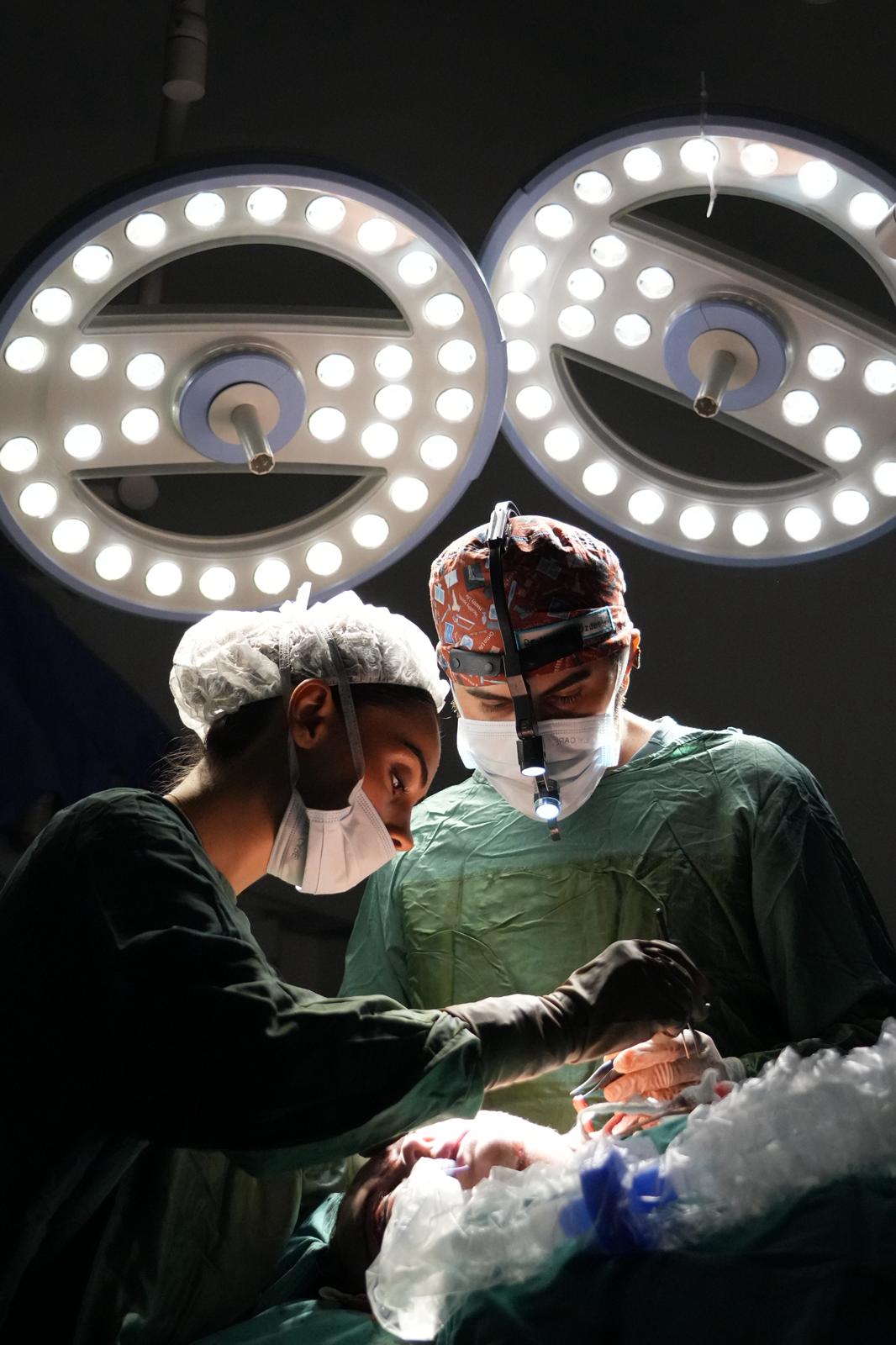 Facharzt während einer Operation im modernen OP-Saal